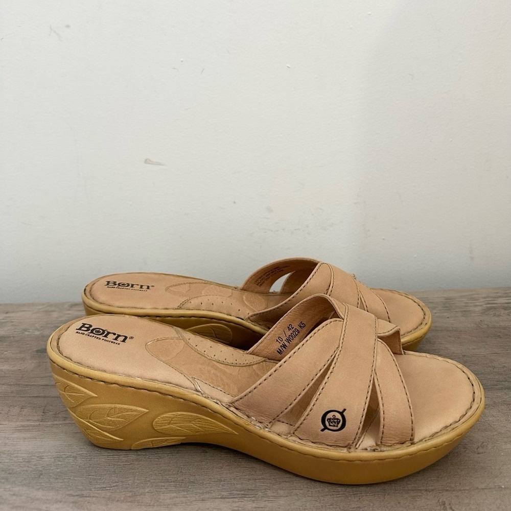 Born Tan Wedge Sandals Woman’s Size 10 Leafs On Heel casual summer slip on